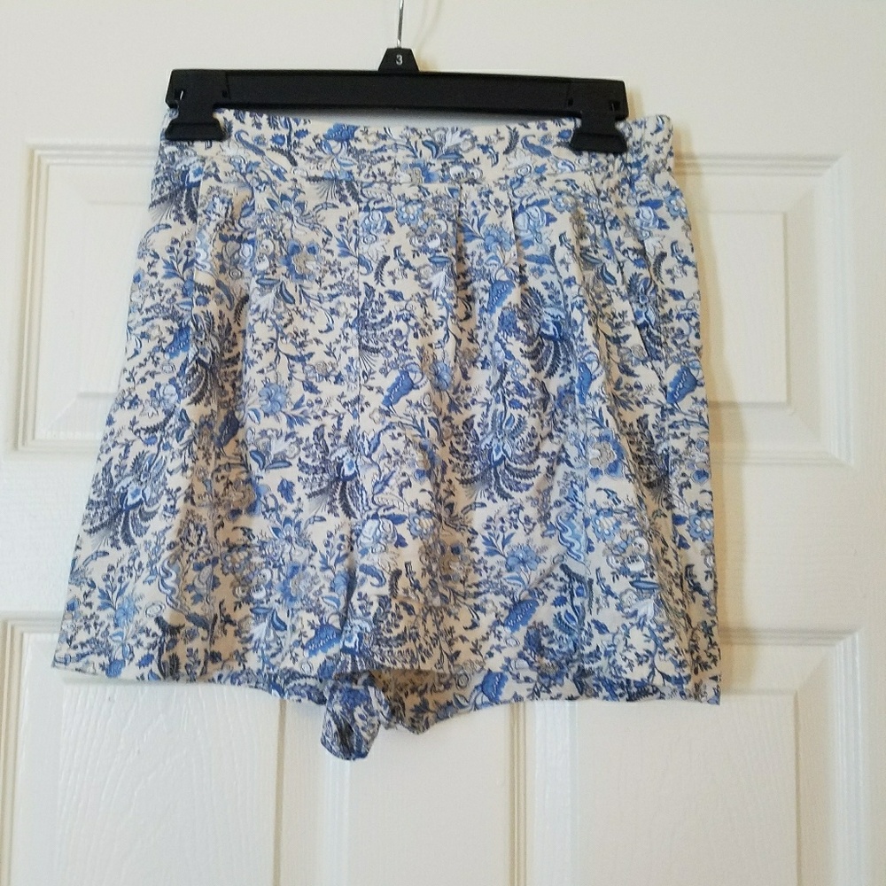 H&M Blue and Tan Patterned Shorts with Pockets